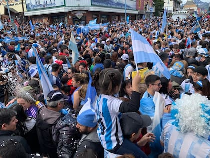 Festejos en Ushuaia ante la clasificación de la selección antgentina a semifinales