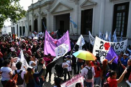 Festejos frente a la Legislatura de Corrientes por la aprobación de la ley de paridad de género legislativo