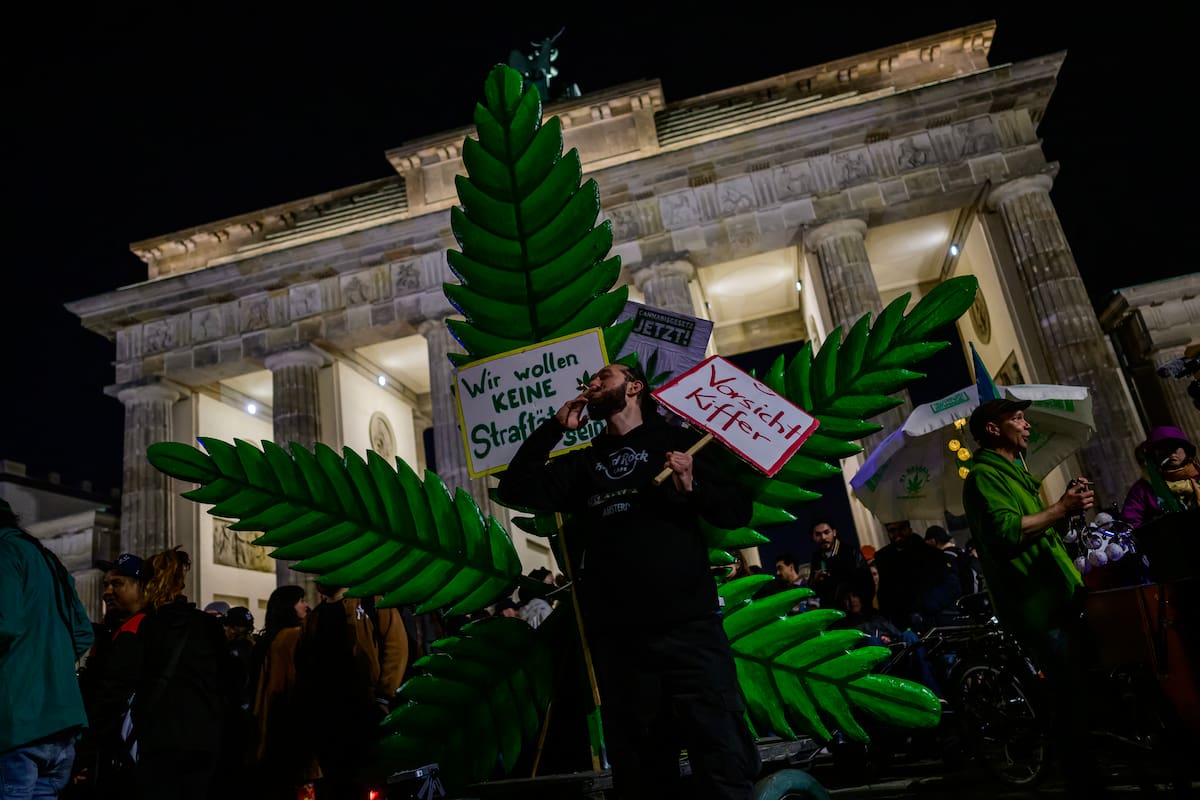 Festejos frente a la Puerta de Brandeburgo de los defensores de la tenencia de cannabis