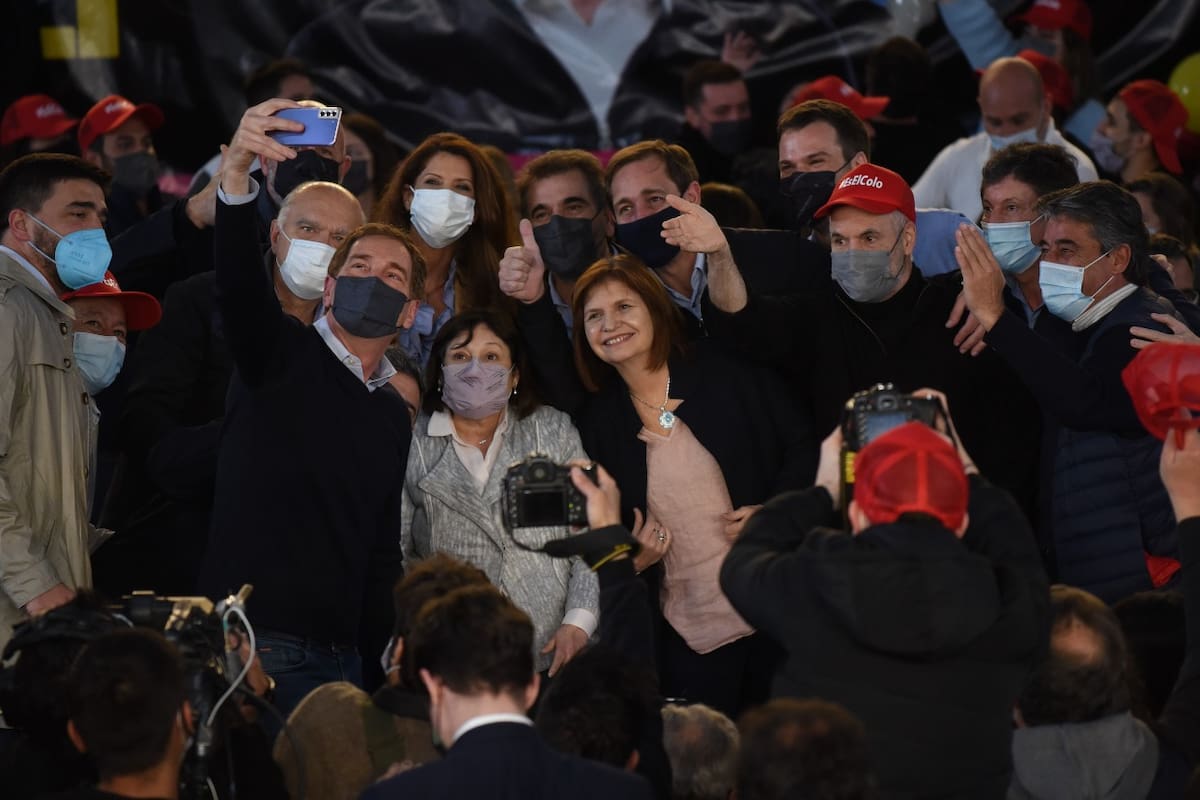Festejos sin distanciamiento social en el cierre de Juntos: en la imagen: Diego Santilli, Graciela Ocaña, Patricia Bullrich, Horacio Rodríguez Larreta y Jorge Macri, entre otros