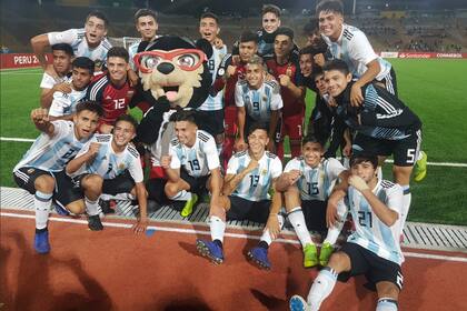 Festejos tras el triunfo ante Paraguay por 3 a 0 en la rueda final