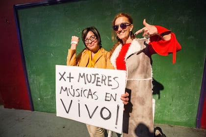 Mavi Díaz (a la izquierda, junto a Celsa Mel Gowland) fue una participante clave en el proyecto de ley de cupo femenino en la música