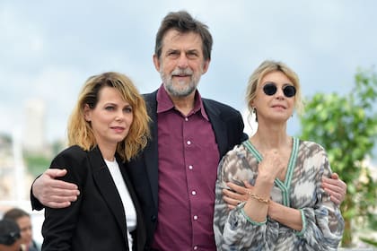 Moretti en el Festival de Cannes de 2023 junto a las actrices Barbara Bobulova y Margherita Buy