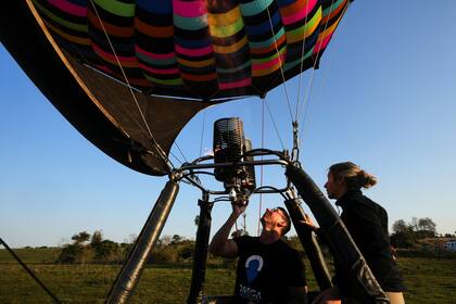 Festival de globos aerostáticos tiñe con los colores del arcoíris los cielos de Paraguay