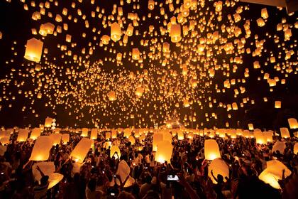 FESTIVAL DE LA LUNA LLENA Es, quizás, la celebración más famosa de Tailandia, donde se elevan al cielo miles de globos de papel iluminados. Cada pueblo, ciudad o comarca se prepara para el Loy Krathong, un festival tradicional que tiene lugar a fines de noviembre cuando hay luna llena. Esa noche hacen flotar (loi) en el río pequeñas balsas (kratong) que ellos mismos construyen de manera artesanal con tronco de banano que adornan con sus hojas; en su interior colocan flores de loto, monedas, palillos de incienso, velas, papeles de colores. La suelta luminosa representa una renovación espiritual y se dice que es una manera de espantar la mala suerte.
