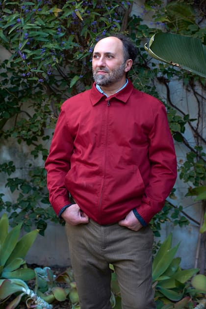 El escritor Julián López participa de la primera lectura, mañana a las 19