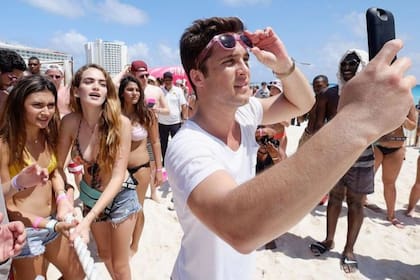 Festivales de playa, hoteles con "todo incluido" y barra libre de bebidas alcohólicas, centros nocturnos y fiestas temáticas son algunas de las ofertas que atraen a los viajeros extranjeros, principalmente a los más jóvenes