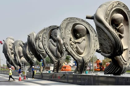 La obra está integrada por catorce esculturas gigantescas, realizadas en bronce, que representan el desarrollo de un feto desde la fecundación hasta el nacimiento de un bebe de catorce metros de altura