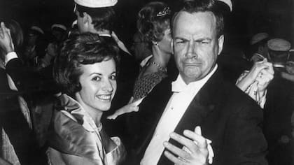 Feynman junto a su esposa en 1965, el año en que ganó el Nobel de Física.