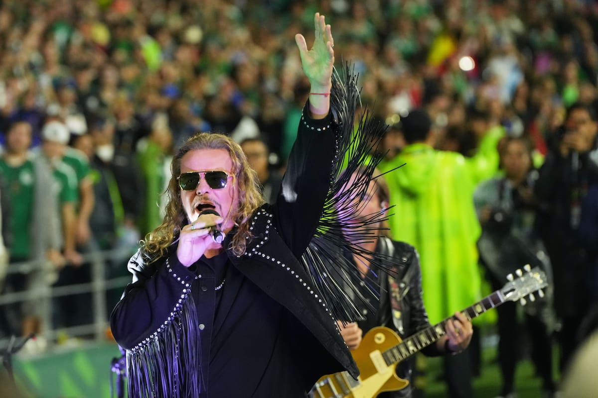 Fher Olvera, líder de Maná, durante la presentación del entretiempo del partido entre México e Inglaterra por los octavos de final del Mundial 2026, en el Estadio Ciudad de México