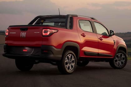 La nueva Fiat Strada se asemeja a la Toro, sobre todo en la versión Volcano, que estrena la carrocería con cuatro puertas (antes eran tres)