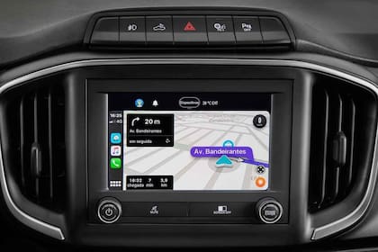 La pantalla de 7" en la consola central, con el sistema U-Connect, es fácil de manejar y tiene una evolución: permite conectar hasta dos celulares con conexión inalámbrica, aunque no ofrece GPS