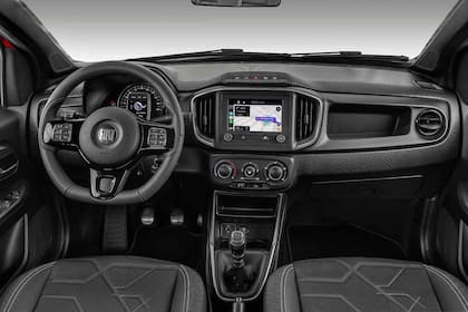 El tablero es sobrio. Tiene relojes analógicos de fondo y un gran display en el medio que puede oficiar de velocímetro y que arroja los consumos instantáneos, entre las funciones más útiles