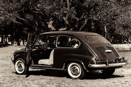 Fiat 600 E. En 1965 se lanzó en la Argentina esta versión con el cambio más notable en la historia del modelo: las puertas con apertura normal