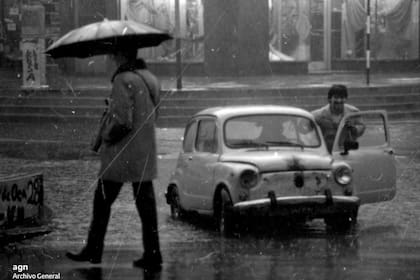 Fiat 600 varado en plena tormenta. Década de 1980.
AR-AGN-ECC01-4144-108151