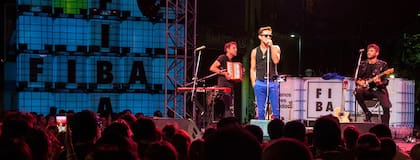 Carlos Casella fue parte de Maratón Abasto, aquella propuesta multidisciplinaria que tuvo lugar un barrio clave de la escena alternativa. El viernes, la apertura será tendré como eje central la esquina de Lavalle y Florida. Al escenario volverá a subirse el cantante, bailarín y coreógrafo