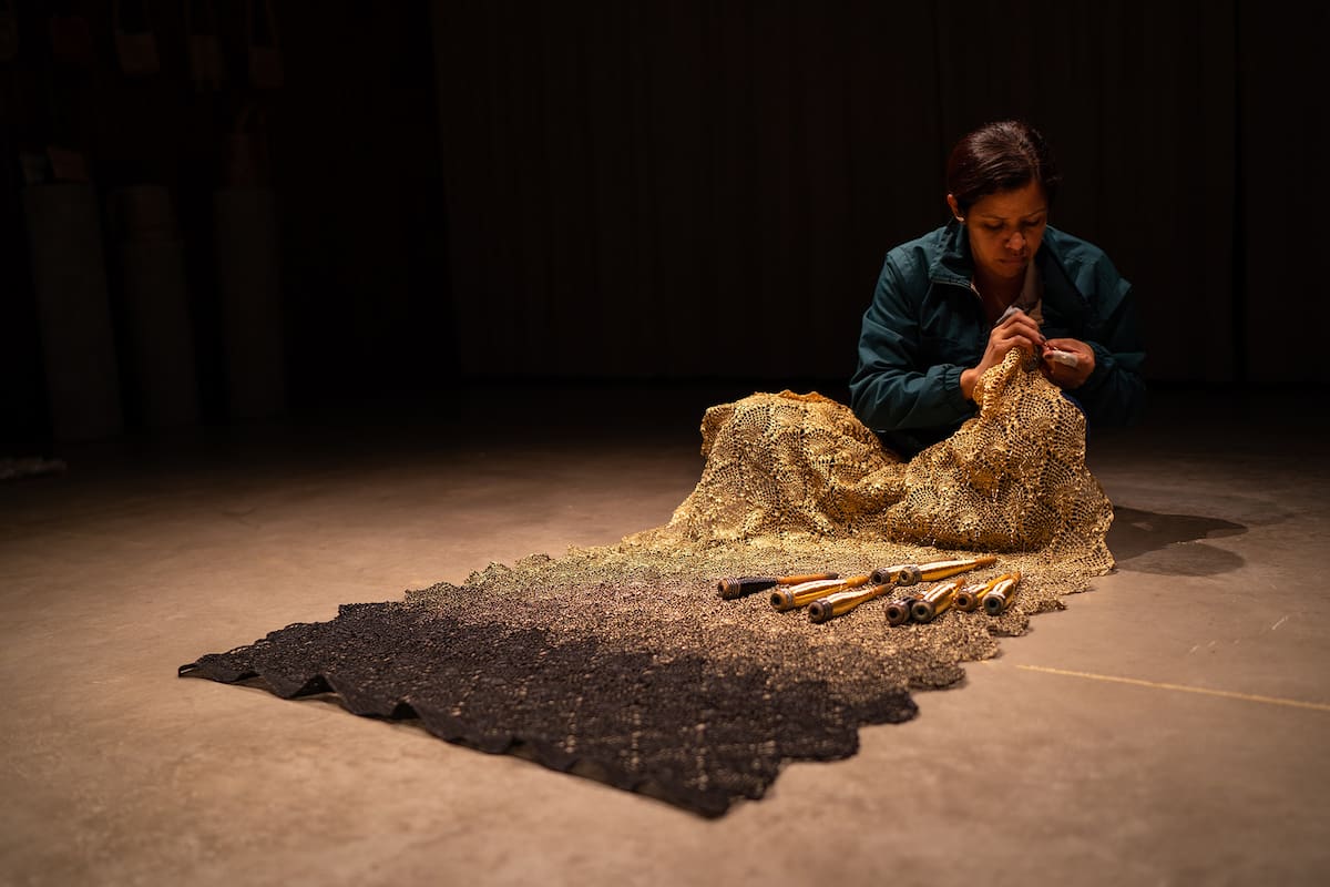 Fibra de plátano, seda orgánica, cuero y metales son algunos de los materiales que utilizan