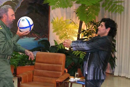 Fidel Castro juega con Diego Maradona