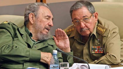 Fidel y Raúl Castro (Archivo)