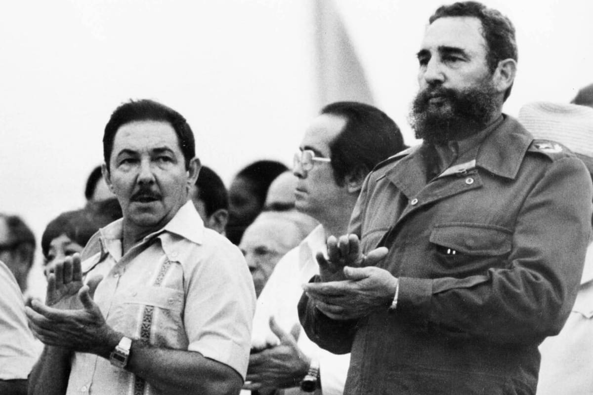 Fidel Castro, presidente de Cuba para ese momento y su hermano Raúl, vicepresidente, en La Habana en 1978