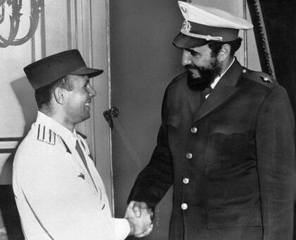 Fidel Castro, recibió al soviético Yuri Gagarin quien dijo: "Llegará la hora en que este pueblo mandará al espacio su propio cosmonauta”.