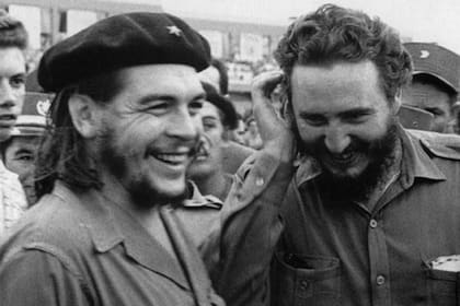 Fidel Castro y el Che, durante los años de la revolución