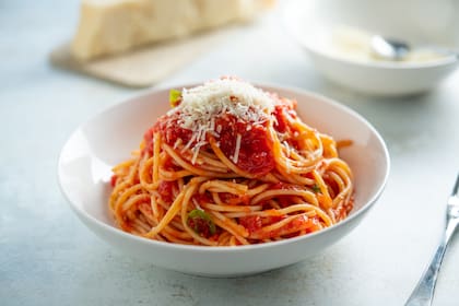 Fideos con salsa de tomate express.