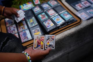 Fiebre por estampas del Mundial: se agotan sobres Panini y aficionados buscan llenar álbumes