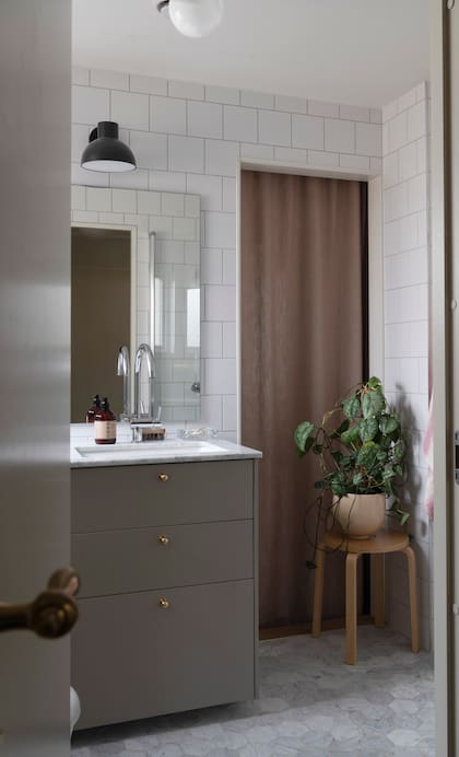 Fiel a su amor por las plantas, incluso en el baño les hizo lugar sobre un banquito.