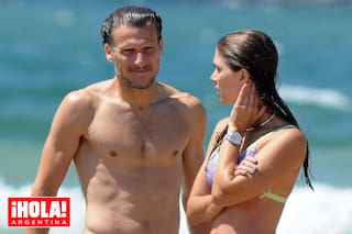 Encontramos al ex futbolista uruguayo junto a su mujer y sus hijos en la playa de José Ignacio