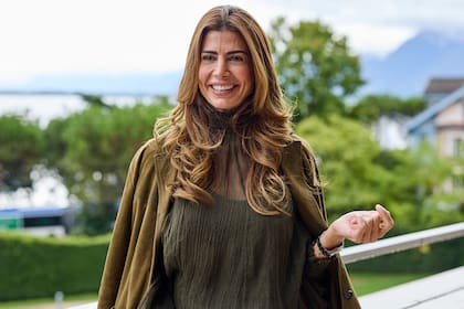 Fiel a su estilo de vida saludable, Juliana además practica yoga, running, tenis y en sus escapadas a su refugio de Villa La Angostura, hace trekking y juega al golf