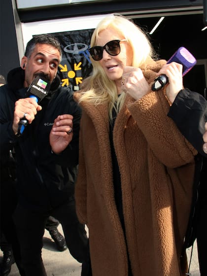 Fiel a su estilo, la diva se prestó al juego y respondió todas las preguntas de la prensa que la esperaba en Aeroparque