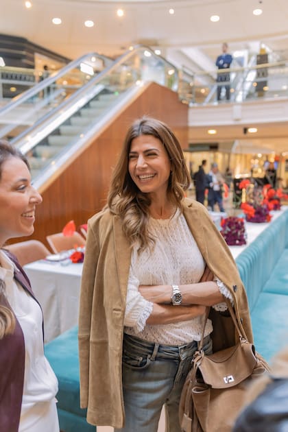 Fiel a su estilo sin estridencias, Juliana lució jeans gastados, una blusa calada sin cuello y un saco de gamuza sobre los hombros