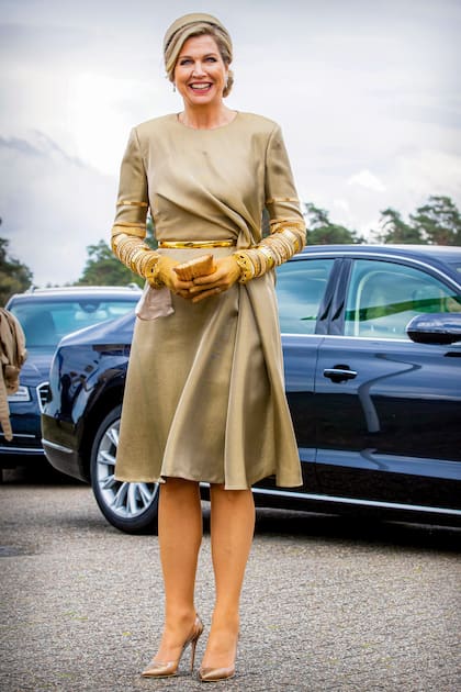 Fiel a su estilo, sumó más brillos en sus accesorios: stilettos Gianvito Rossi, cinturón y clutch de Begum Khan.