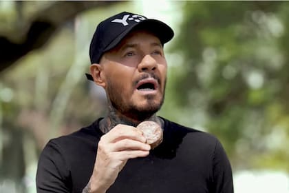 Fiel a su estilo, Tinelli presentó una apertura que tuvo como protagonistas a un alfajor, a su historia televisiva y a Mario Pergolini