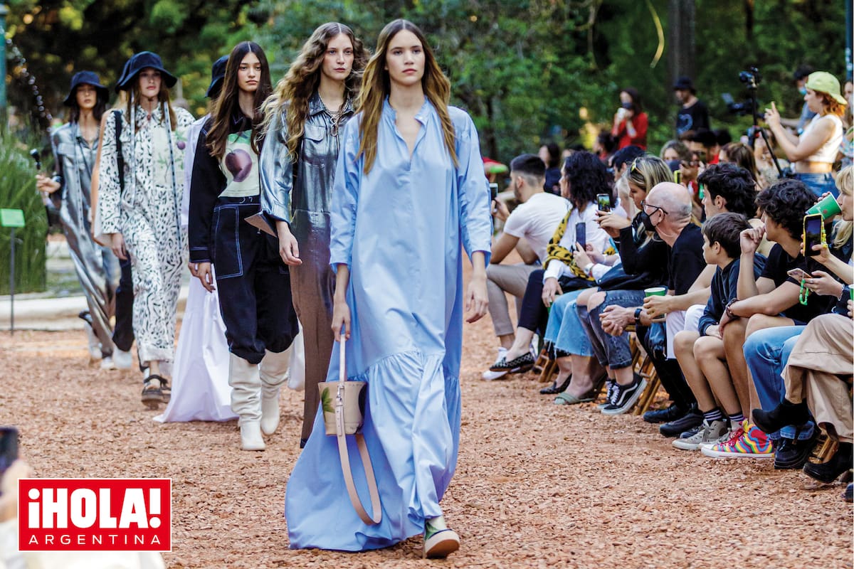 Fiel a su público, que disfruta de un buen desfile presencial, Prüne presentó su ready-to-wear en el Jardín Botánico. Túnicas, overoles y sombreros piluso fueron los fuertes de su propuesta, pensada para explorar la naturaleza y la ciudad.