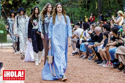 Fiel a su público, que disfruta de un buen desfile presencial, Prüne presentó su ready-to-wear en el Jardín Botánico. Túnicas, overoles y sombreros piluso fueron los fuertes de su propuesta, pensada para explorar la naturaleza y la ciudad.