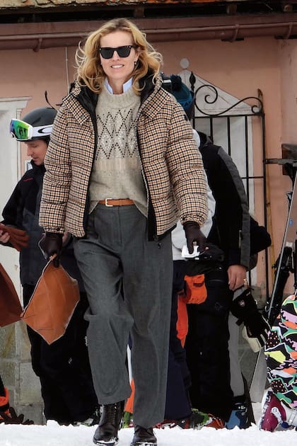 Fiel a sus tiempos de supermodelo, Eva Herzigova hizo gala de su elegancia con un look donde la campera puffer y los borcegos fueron protagonistas.