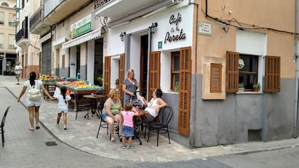 Fiel al estilo español, en este pueblo de las baleares la vereda es el lugar de reunión
