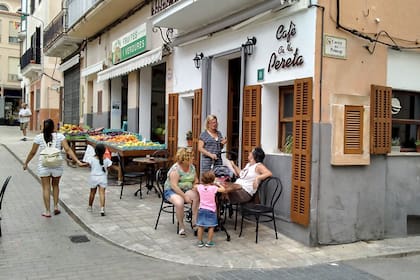 Fiel al estilo español, en este pueblo de las baleares la vereda es el lugar de reunión