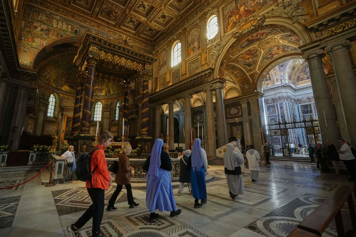 El interior de la basílica de Santa María la Mayor, un día antes del entierro