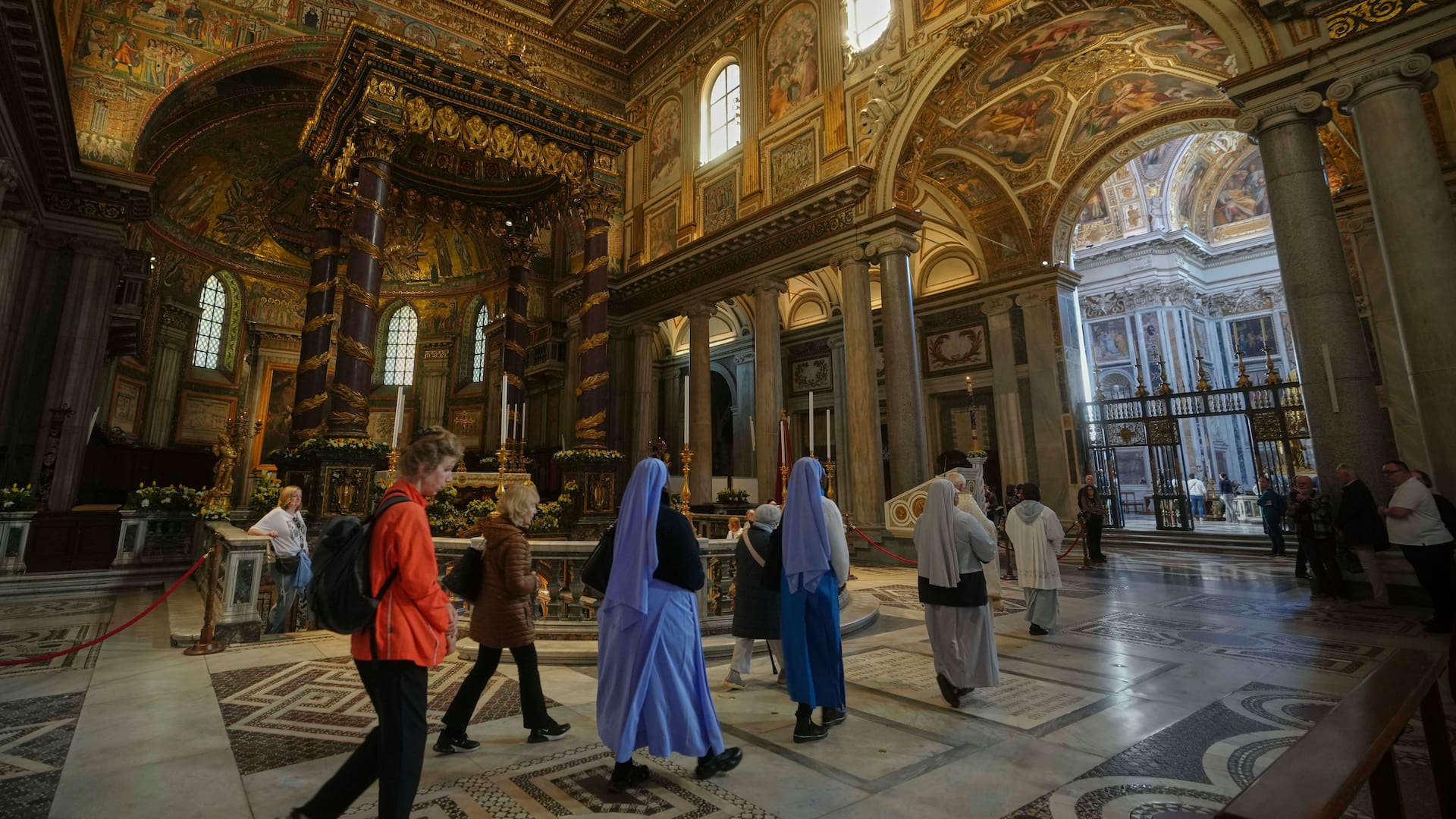 El interior de la basílica de Santa María la Mayor, un día antes del entierro