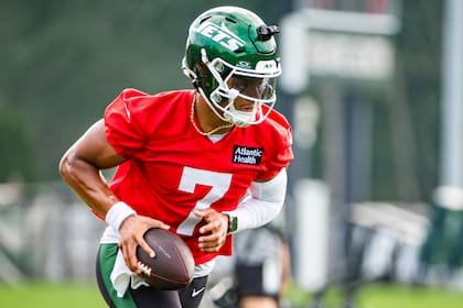 Fields cree que la ofensiva de los Jets está mejorando pese a los problemas en las prácticas