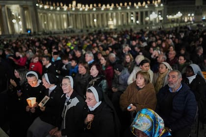 Fieles católicos se reúnen para rezar el Rosario por el papa Francisco en la plaza de San Pedro del Vaticano, el sábado 8 de marzo pasado