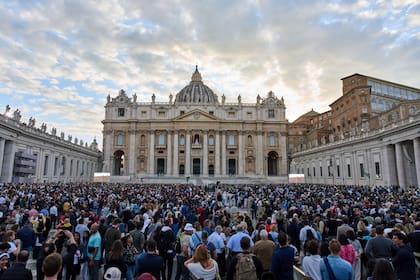 Fieles esperan la fumata en la chimenea instalada sobre la Capilla Sixtina, donde 133 cardenales participan en el primer día del cónclave para elegir nuevo papa