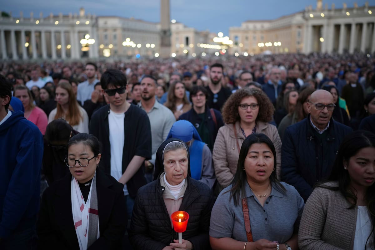 Fieles reunidos para rezar el rosario por el fallecido papa Francisco en la plaza de San Pedro en el Vaticano, el lunes 21 de abril de 2025