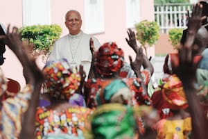 Fieles saludan al papa León XIV con motivo de su visita a una residencia de ancianos, en Saurimo, Angola