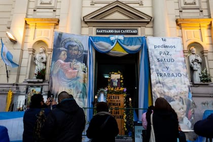 Por la pandemia, la imagen del santo es exhibida en el atrio de la iglesia de San Cayetano