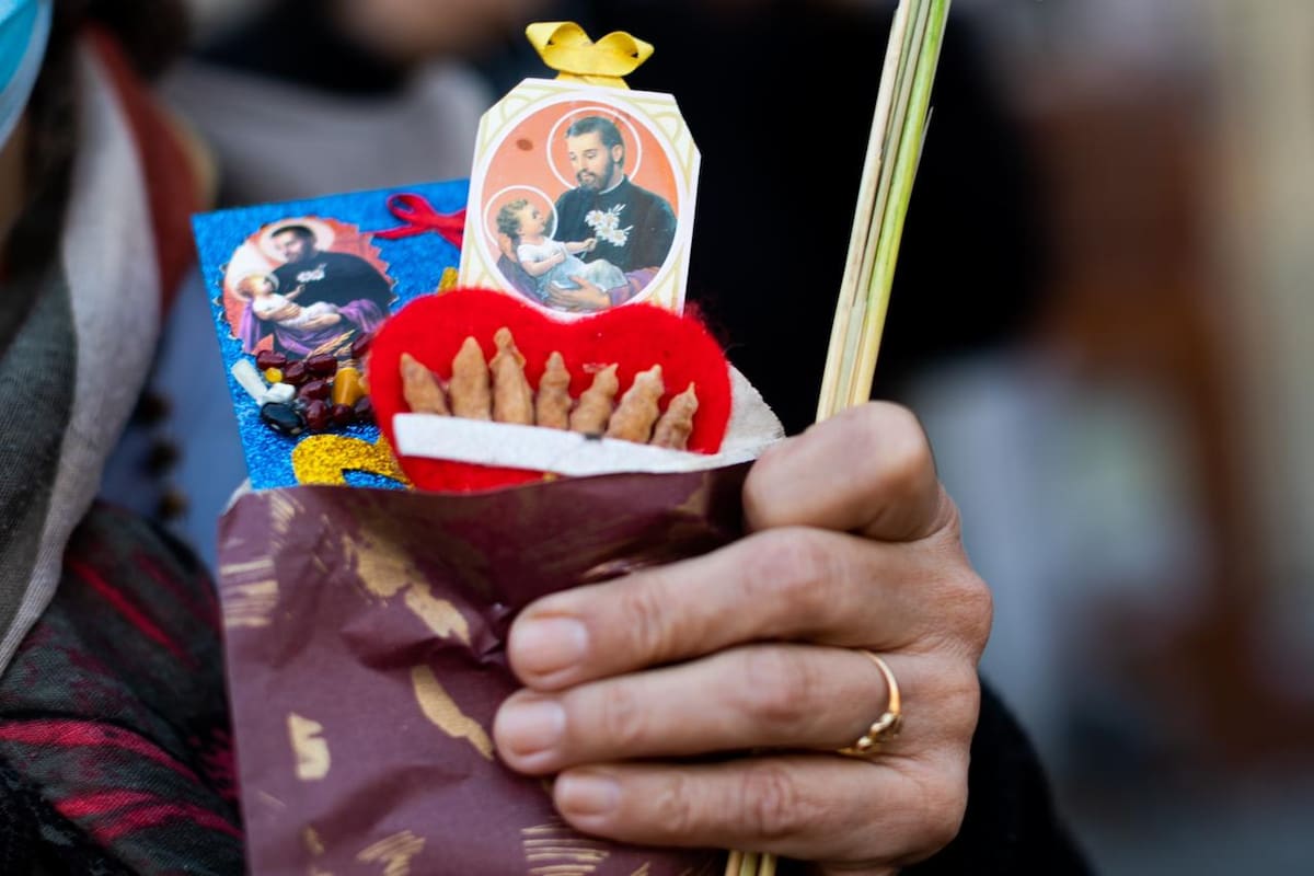 Fieles se acercan a la iglesia de san cayetano a pedir o agradecer por trabajo