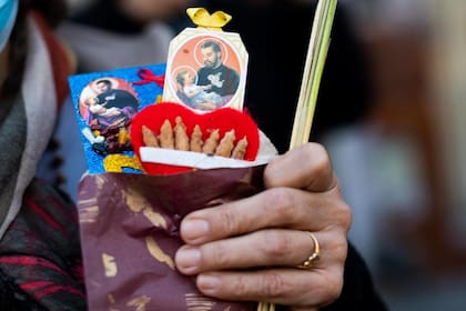Fieles se acercan a la iglesia de san cayetano a pedir o agradecer por trabajo